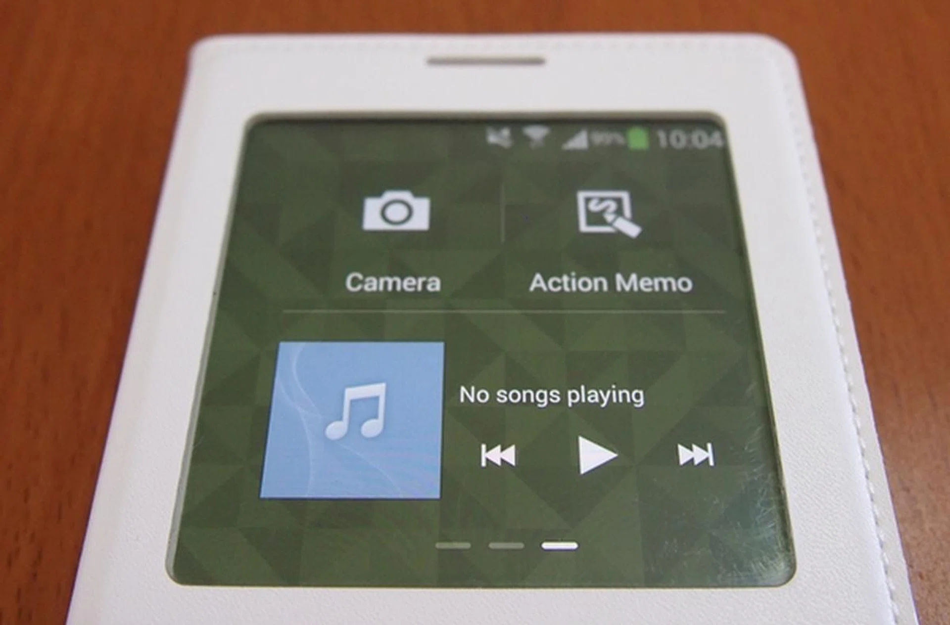 You can launch straight into the camera, Action Memo or control music playback on the S View cover window.