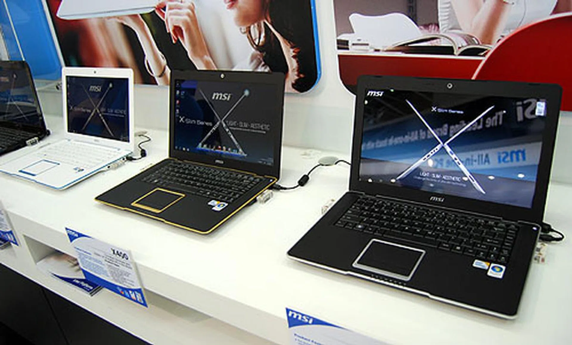 The X400 comes with a slightly different exterior. It's slightly larger at 14-inch but what's different are the varied color schemes and a special texture design for the notebook's surface. Specs-wise it's about the same as the X340, though heavier at around 1.52kg.