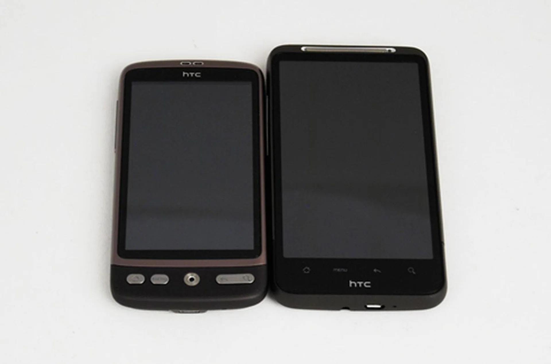 The HTC Desire and HTC Desire HD share little in common in both form factor and size; instead, the latter has decidedly been fashioned in a more serious way (a la HTC HD2), with black being the predominant color. 