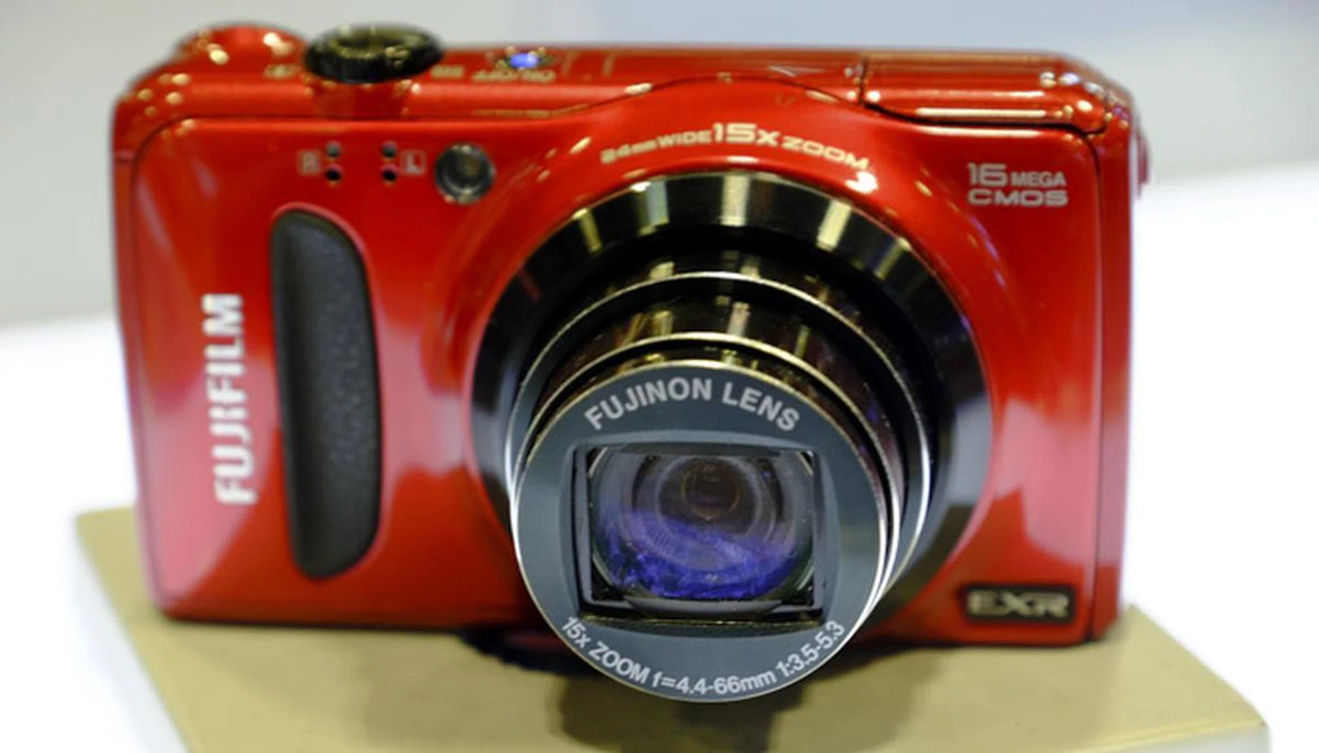 The Finepix F660 is going for $229, and boasts a 16MP EXR CMOS sensor and 15x optical zoom. It comes with a free case, 8GB SD card, cleaning kit, and tripod.