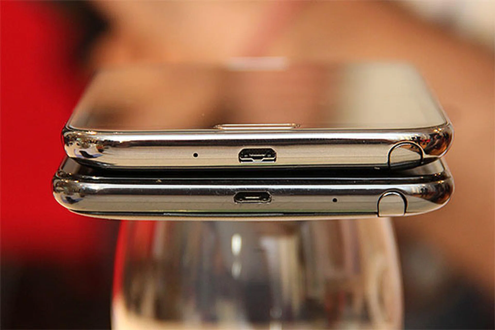 The bottom hasn't seen much changes either - the micro-USB and S Pen slot still remain in virtually the same positions. We noticed, however, the S Pen on the new Note II (top) is nearly twice the size of the S Pen on the original Note (bottom). 
