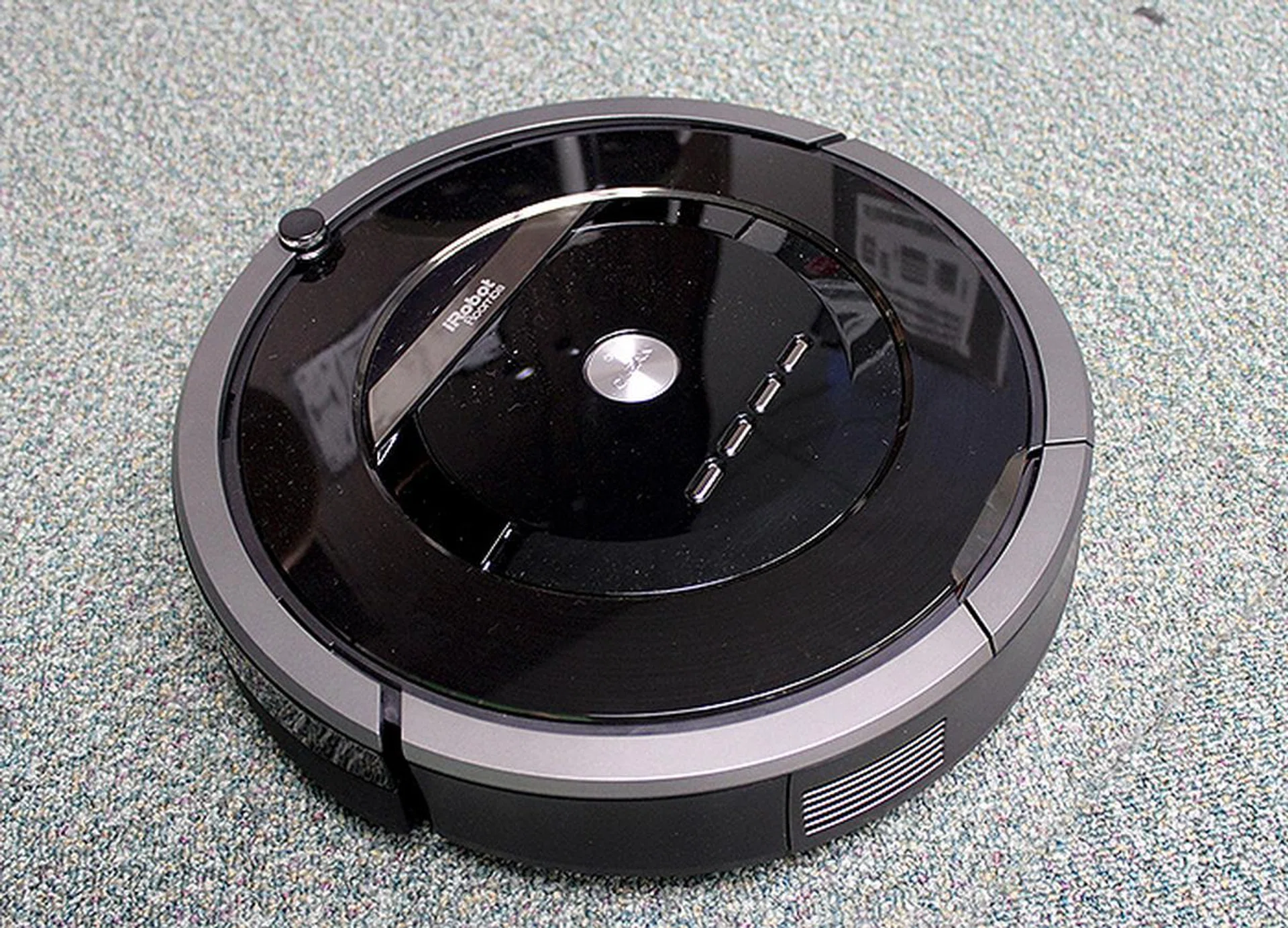 The new iRobot Roomba 880 boasts a couple of new technologies and features that make it iRobot's most fuss-free robotic vacuum cleaner yet.