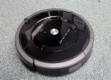 The new iRobot Roomba 880 boasts a couple of new technologies and features that make it iRobot's most fuss-free robotic vacuum cleaner yet.
