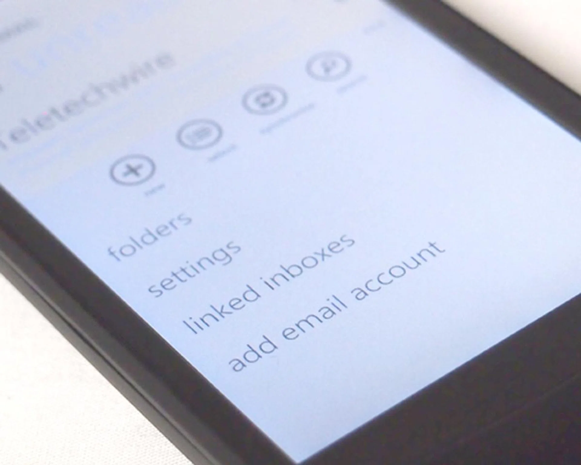 You can link and consolidate email inboxes into one to make your messaging experience even more streamlined.