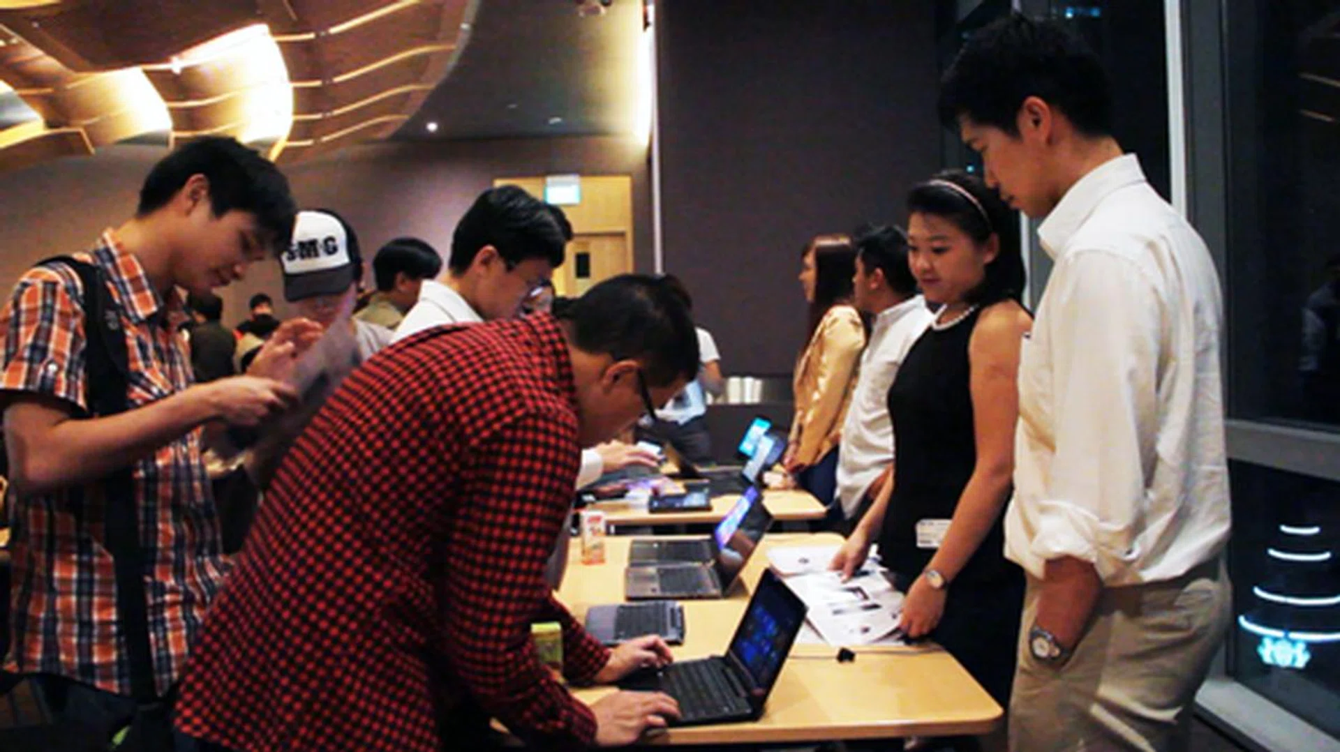 Representatives were on hand to help out with queries, that aren't limited to how Windows 8 works, but also on device specific questions.