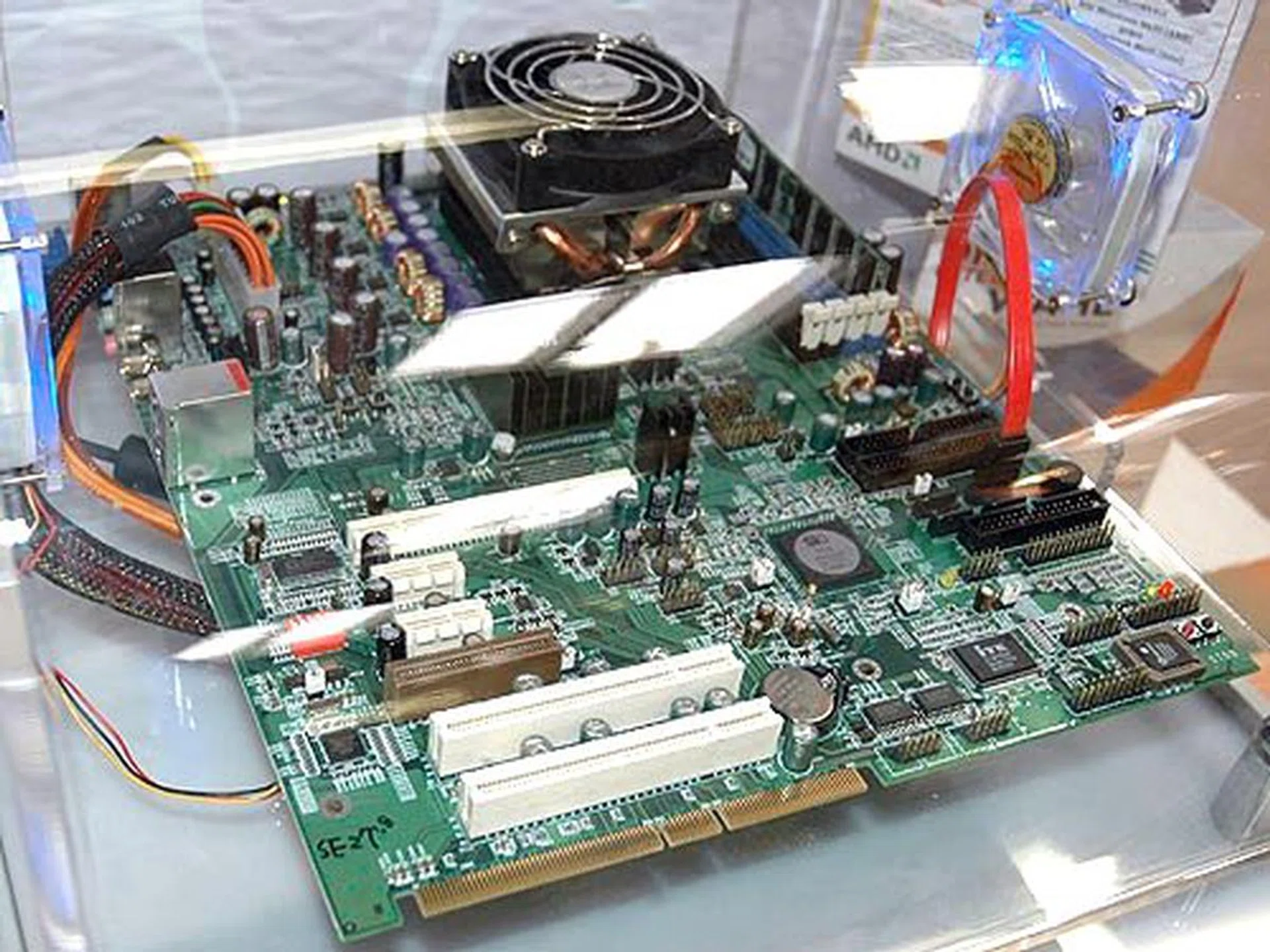 On the AMD platform, SiS has the SiS770 chipset which supports all of AMD's processors including the new Socket M2. It is also an integrated solution which comes with Mirage 3 graphics and an external PCIe x16 graphics interface for those who want to upgrade their graphics at a later stage.