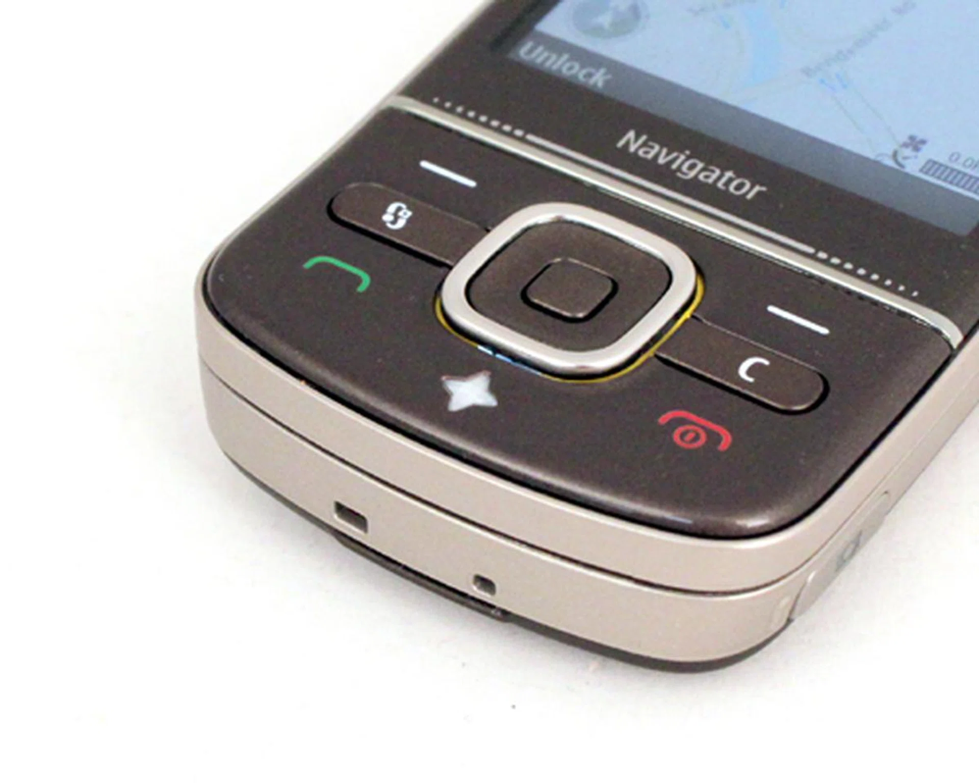 The lights might seem gimmicky, but it does help in informing you about incoming messages or emails. More importantly, if you see the star button staying lit, it's a reminder that the GPS is still active and it would be in your best interests to exit Nokia Maps and deactivate the GPS chipset that would otherwise guzzle up the device's battery stamina.