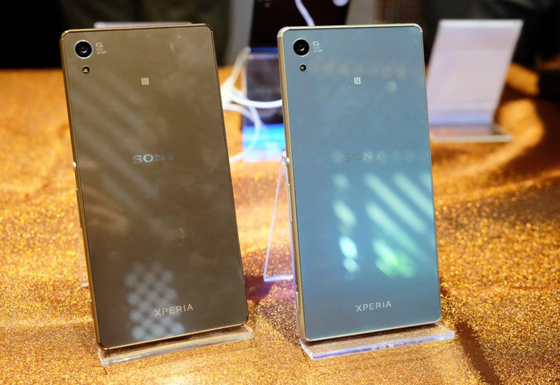 In addition to black and white, the Z3+ gets two new updated colors: copper and aqua-green.