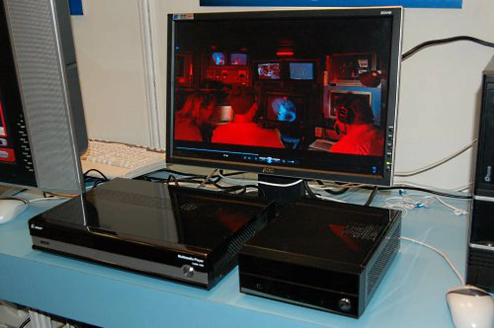 More G45 graphics demos and its integrated GMA X3500 graphics engine. This time, its full 1080p HD Blu-ray decoding capabilities.
