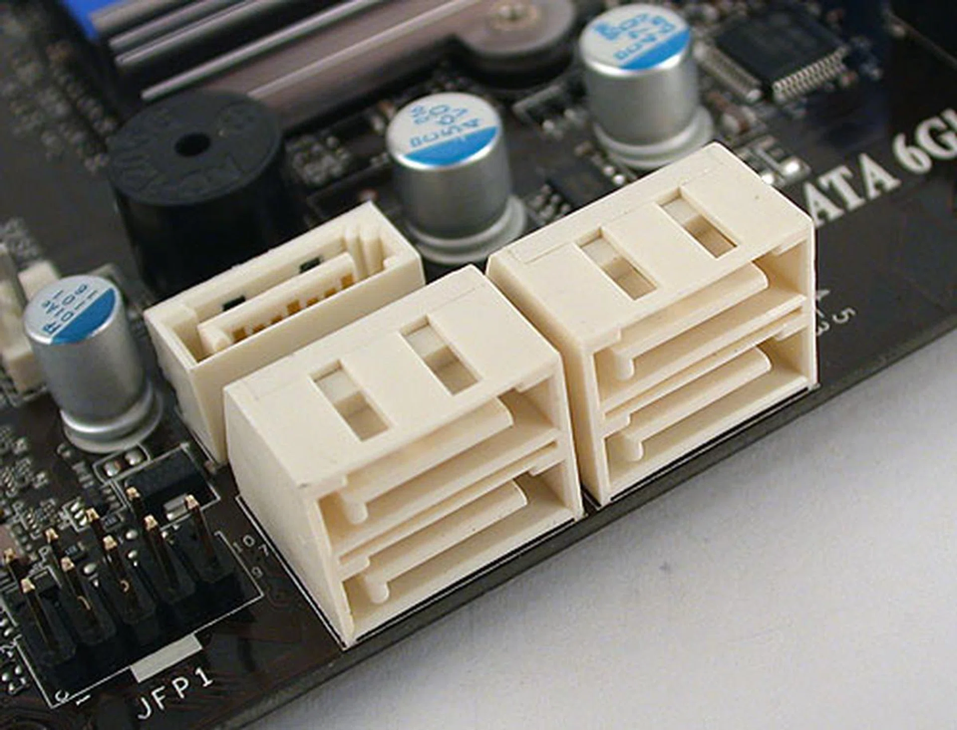 With one SATA port diverted to the rear eSATA combo, there are only five SATA 6Gbit/s ports left. Except for one port, they are all aligned for easy access.