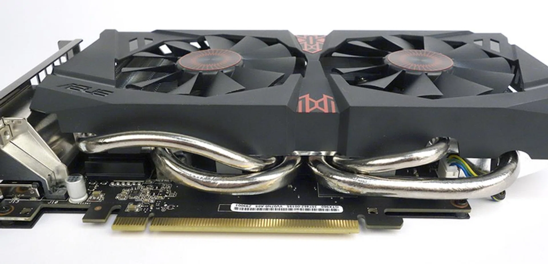At this angle, we can see the four 10mm heatpipes that draw heat away from the GM204 GPU.