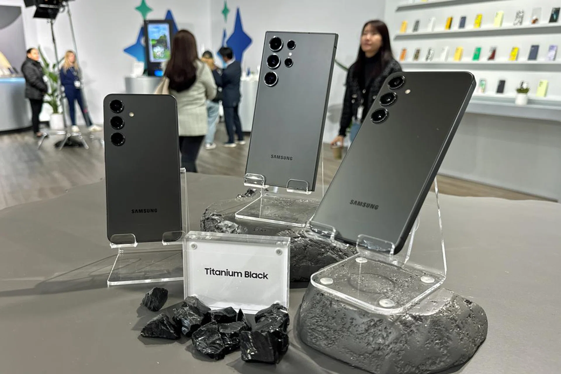 The Samsung Galaxy S24 and S24+ use Exynos 2400 while the Galaxy S24 Ultra is equipped with the Qualcomm Snpadragon 8 Gen 3. Photo: HWZ