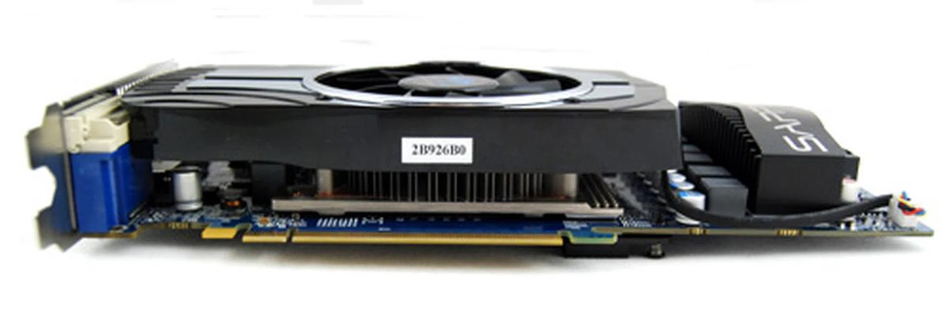 The vapor chamber base covers the entire GPU as well as the memory chips. Only eight of the 16 memory chips are cooled via vapor chamber technology though, the other eight are located on the opposite side of the PCB and are kept cool by traditional cooling fins.