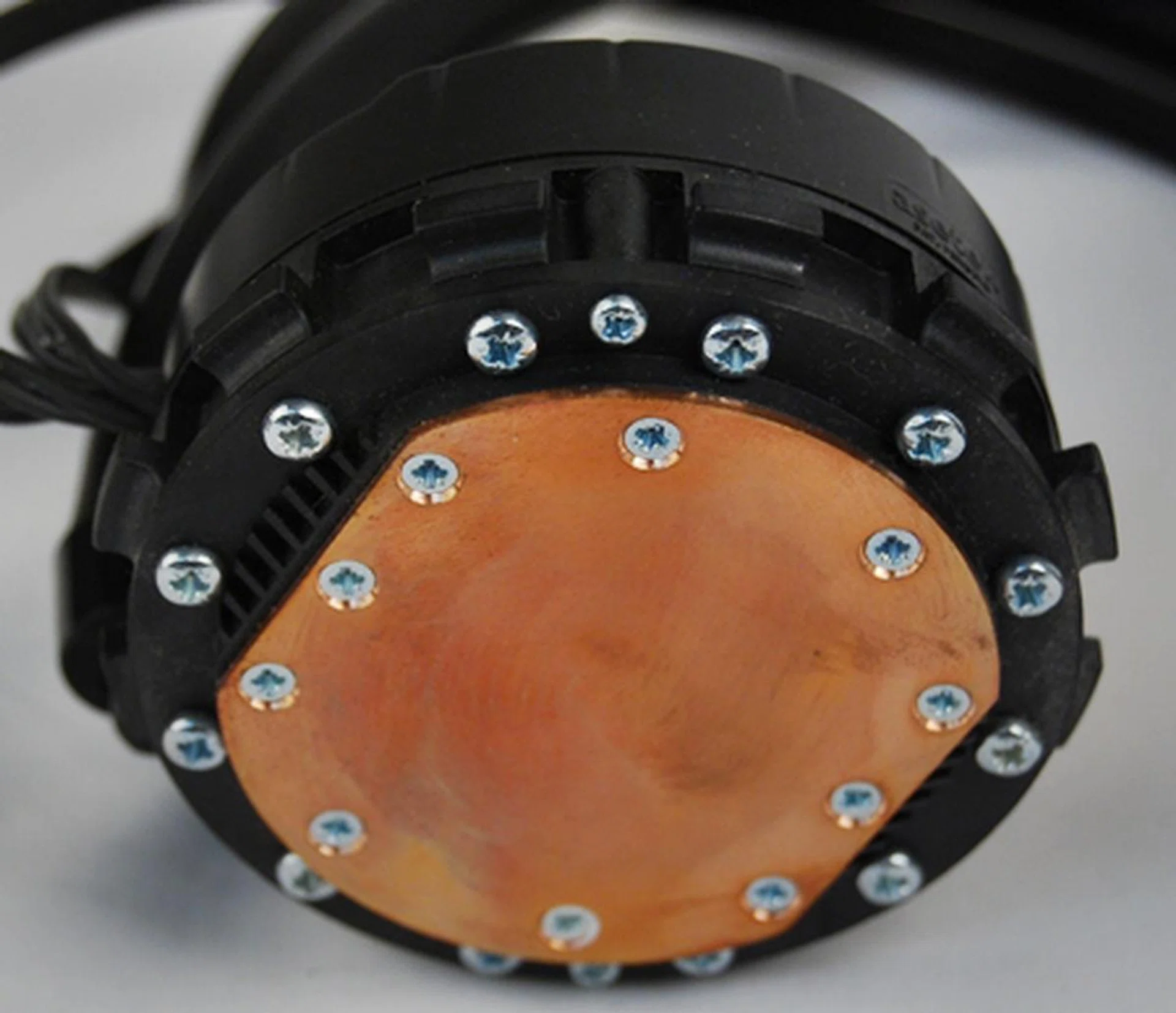 The copper plate of the water block viewed up close. The countersunk screws attaching the copper plate ensures a flushed contact with the processor.