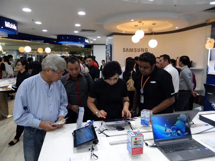 Visitors to the Experience Corner will receive the undivided attention of the Corner's product specialist as they go about exploring the Samsung products of their choice.