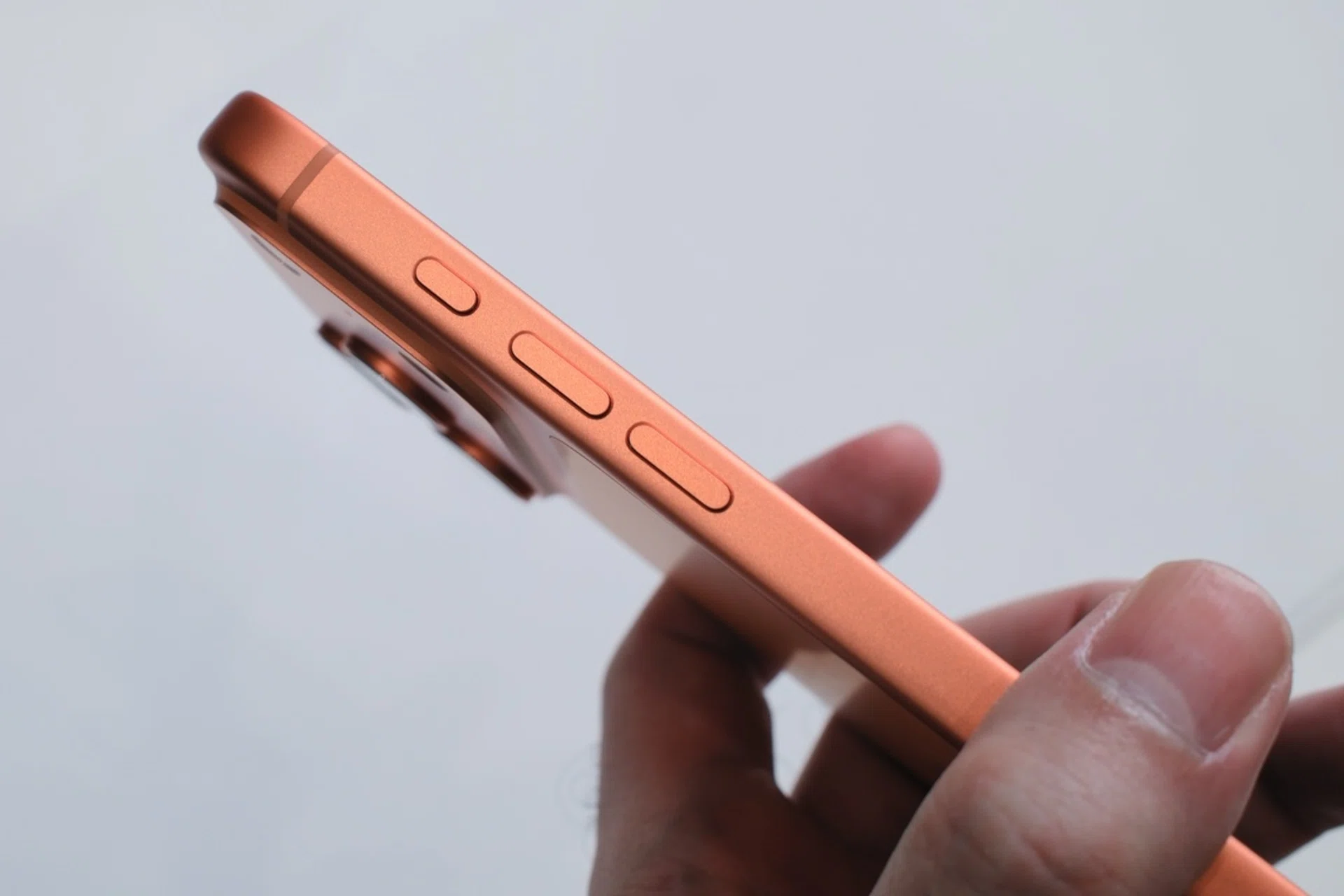 iPhone 17 Pro thickness