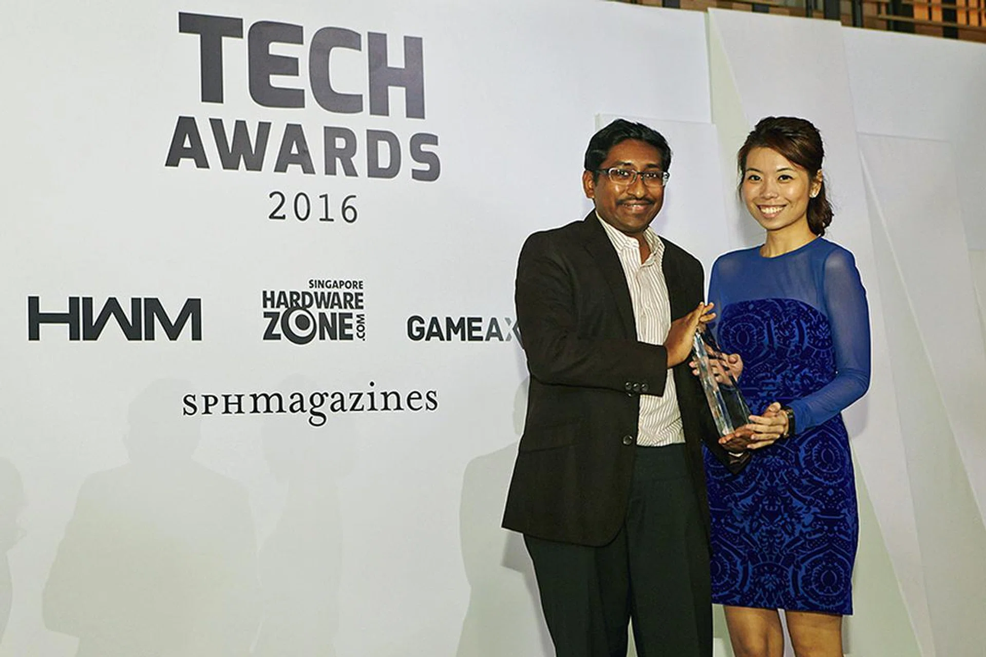 The Fujifilm X-T10 is the winner of our Editor's Choice for Best Mid-range Interchangeable Lens Camera. Here's Ms. Carmen Low accepting the award from HardwareZone.com editor Vijay Anand.