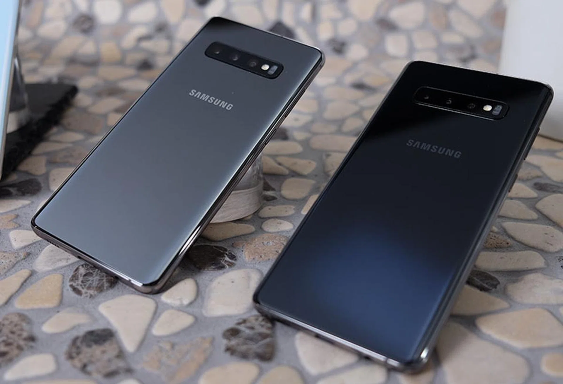 Ceramic Black (left) next to Prism Black S10+