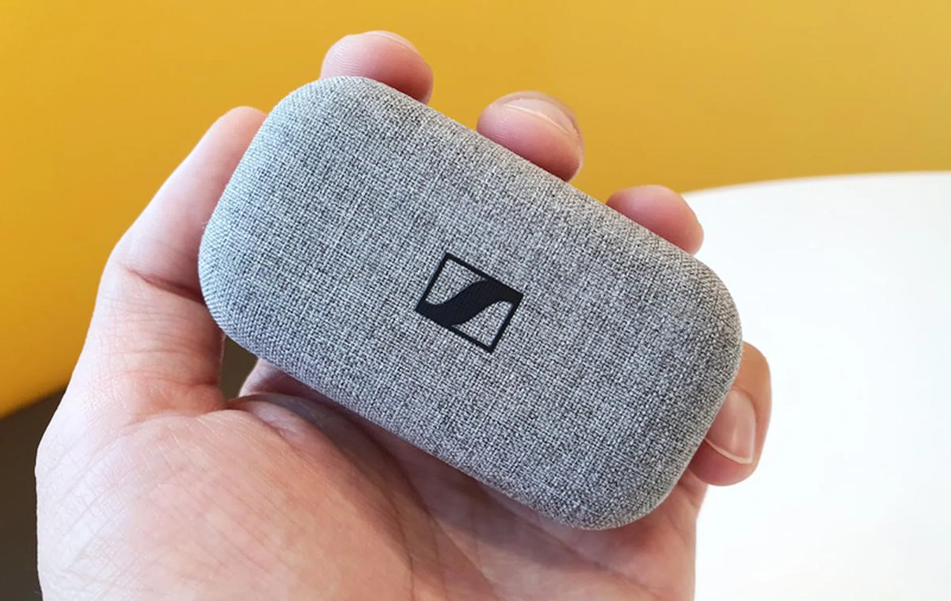 The Momentum True Wireless is wrapped in an attractive fabric package that looks good but feels a little cheap to the touch. After all, fabric coverings are usually not associated with a high-quality finish.