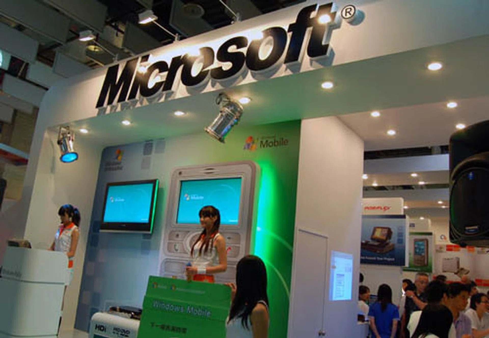  As usual, attractive young ladies presenting the virtues of Microsoft's Windows Mobile 6.0 operating system. Users had to shout 'Microsoft' before they received a small gift from the ladies.  