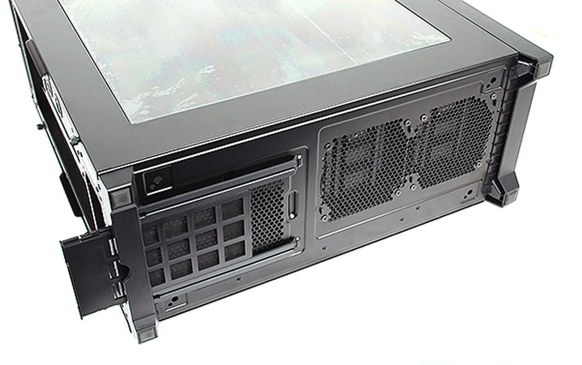 Simply push and the bottom dust filter for the PSU will pop out of place. There are also mounting points for two additional fans, but these fans will have no dust filter. 