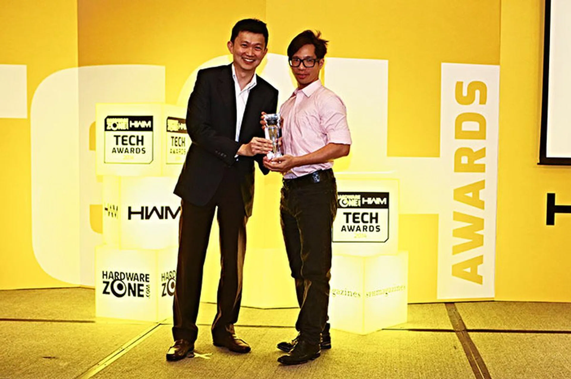 The Philips Fidelio HTL9100 won the Editor's Choice award for Best Sound Bar System. Here's Mr. Malvin Foo from Woox Innovations Singapore (Philips), receiving the award.
