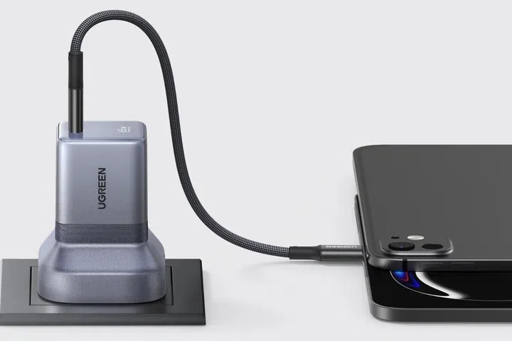 The Ugreen Nexode Air 65W charger with an Apple iPad Pro.