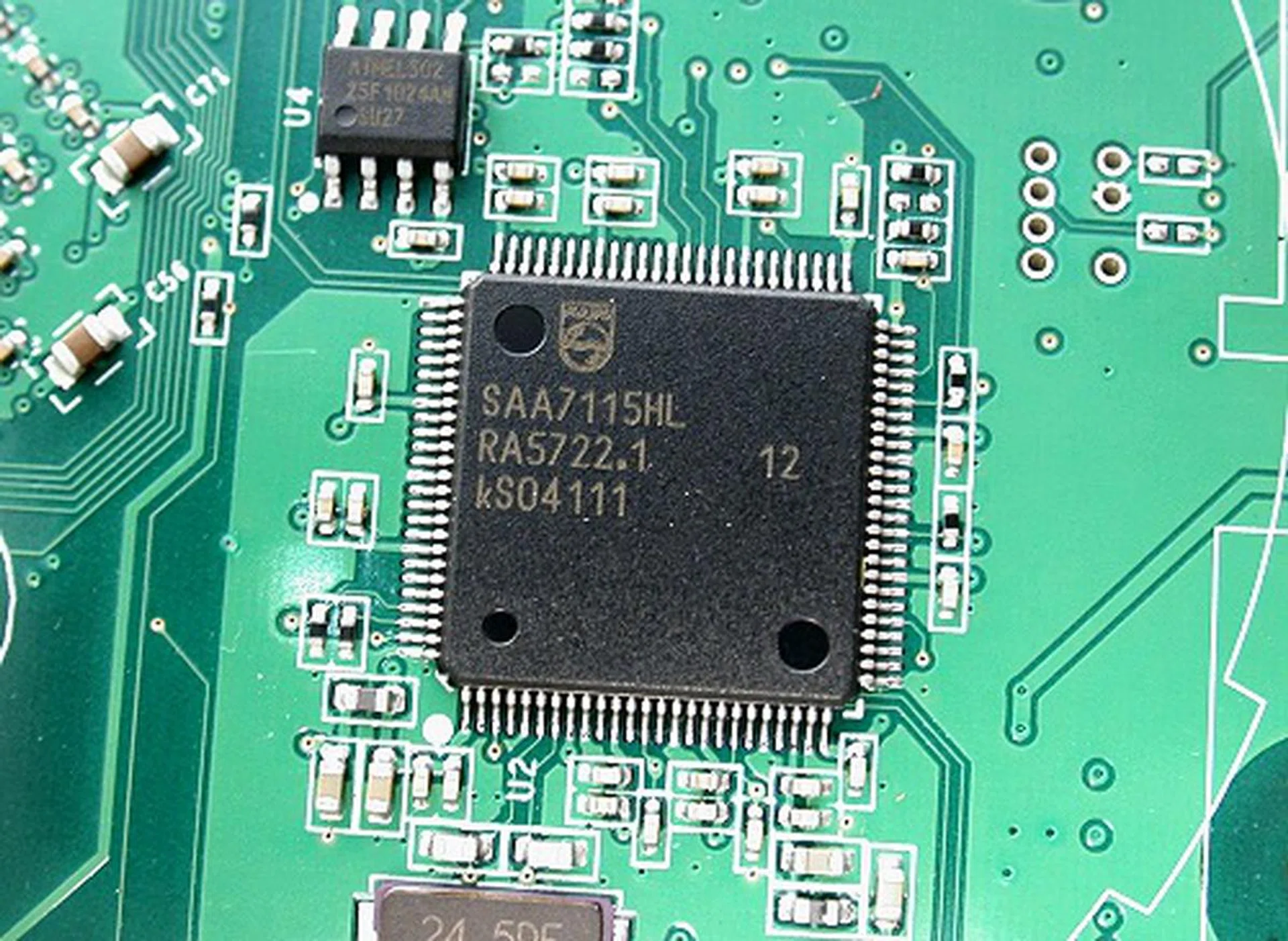 The reference card was fitted with a Philips SA7115 video decoder chip, which allows for video capturing through the card's rear mini-DIN port.