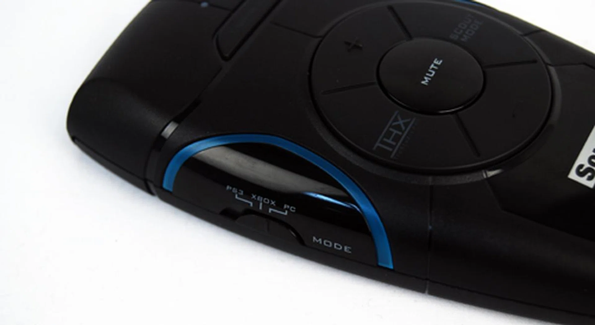 Similarly on the left, you will find a slider that allows you to use the headphones with the PC or consoles, so just choose as appropriate to help the Recon3D device identify what is it interfacing with.