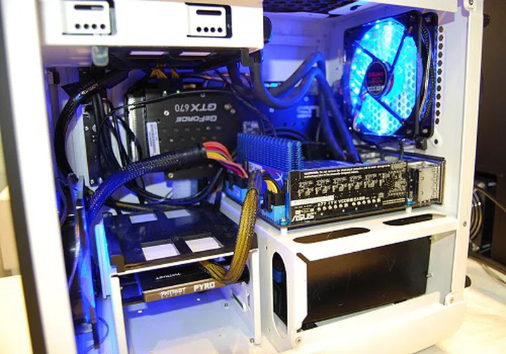 Here's an even closer view of its internals.You'll note that it's housing a GeForce GTX 670 graphics card rather comfortably, along with a normal sized PSU, an SSD unit and even incorporates water cooling components in this demo.
