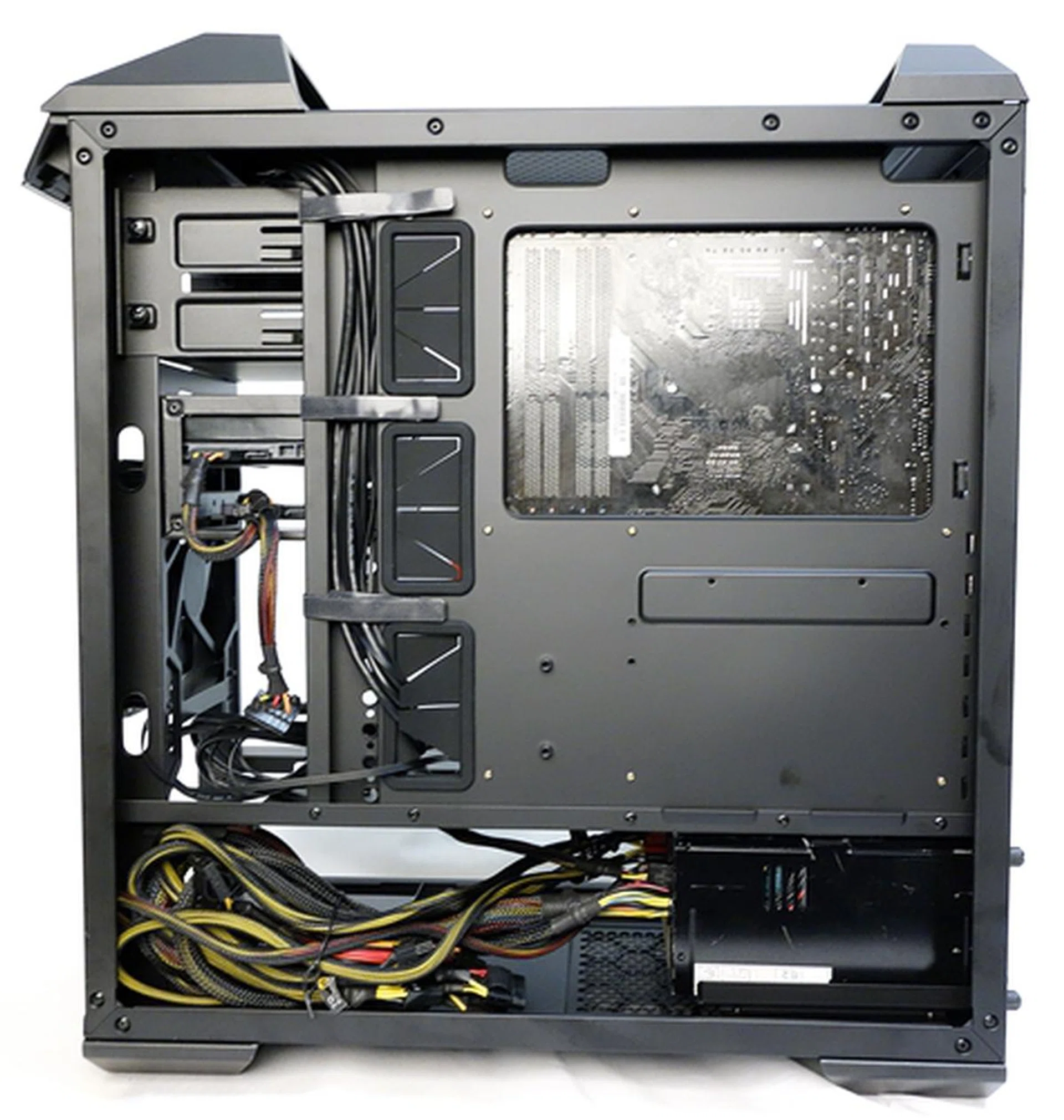 Looking at the amount of cables from the PSU, it might not be such a good idea to install drives behind it.