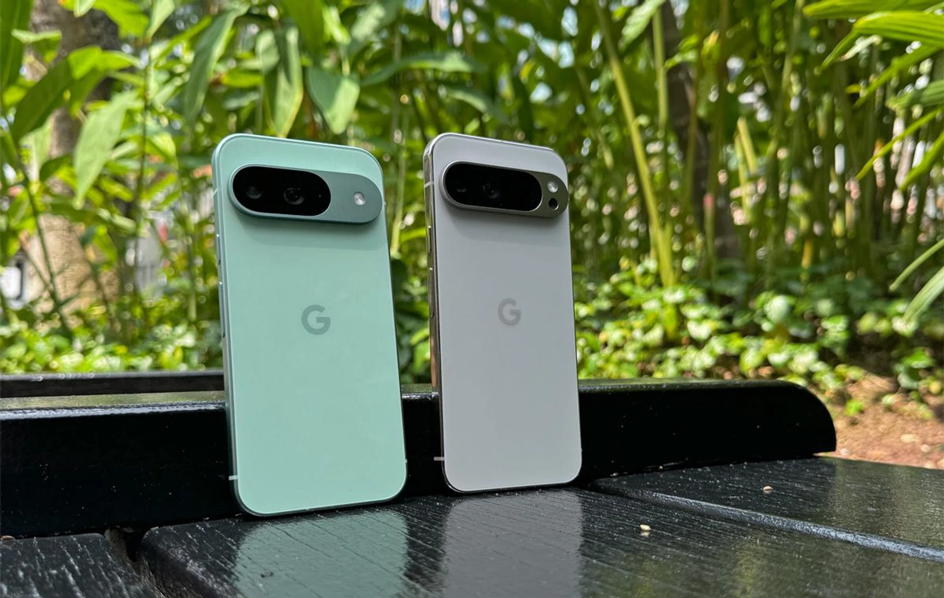 (L to R): Google Pixel 9 in Wintergreen, Google Pixel 9 Pro XL in Porcelain. Photo: HWZ.