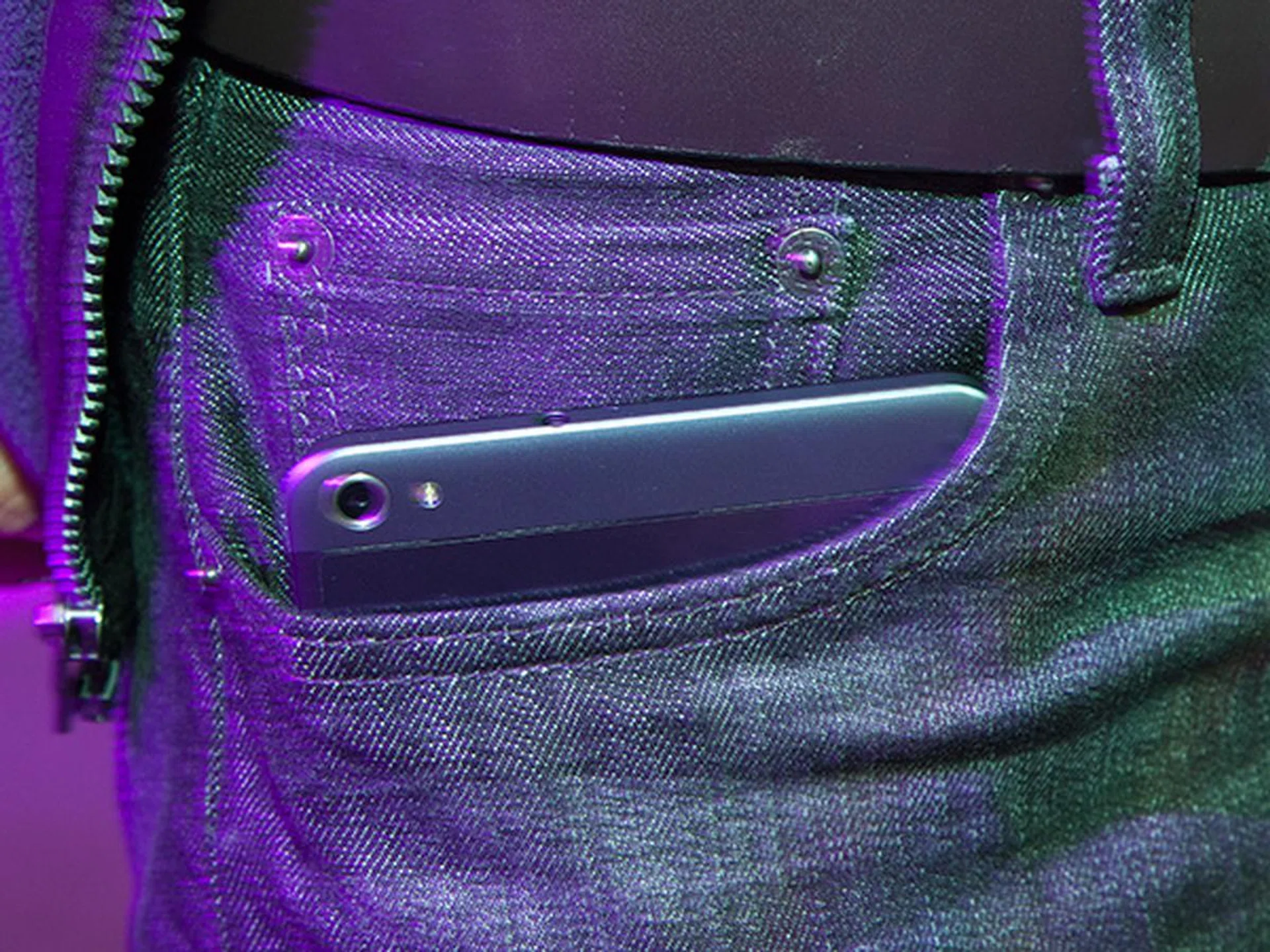 Yes, it does fit inside your jeans pocket quite comfortably.