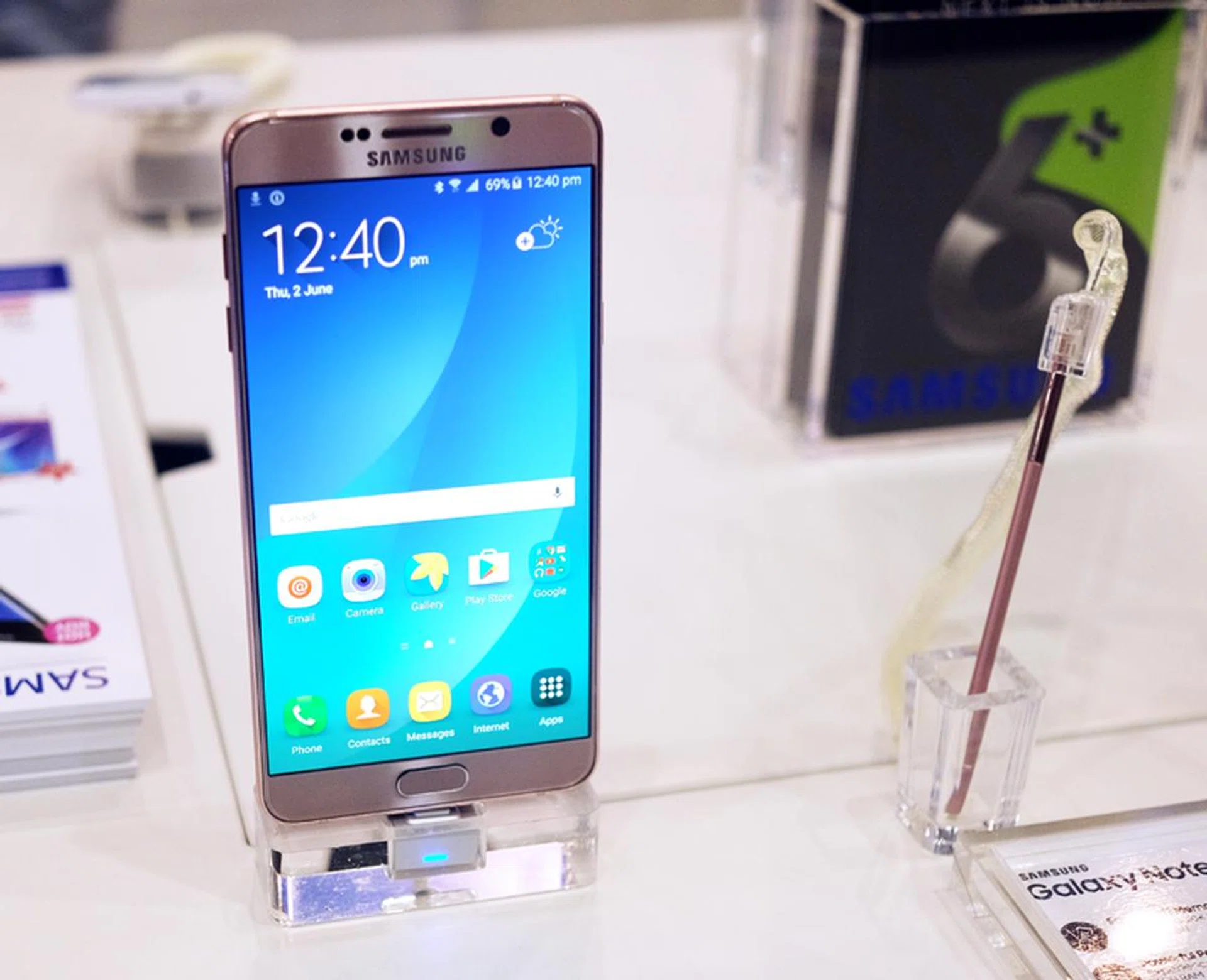 The Galaxy Note 5 was our Tech Awards winner for best flagship smartphone due to its fantastic 5.7-inch QHD Super AMOLED display, top-of-the-line benchmark performance, fantastic battery life, and useful S-Pen. Pick one up at PC Show for $848 for the 32GB model (usual price: S$988) or $948 for the 64GB model (usual price: S$1,088) and get a free S View Cover and Gear VR headset (total worth $216)!