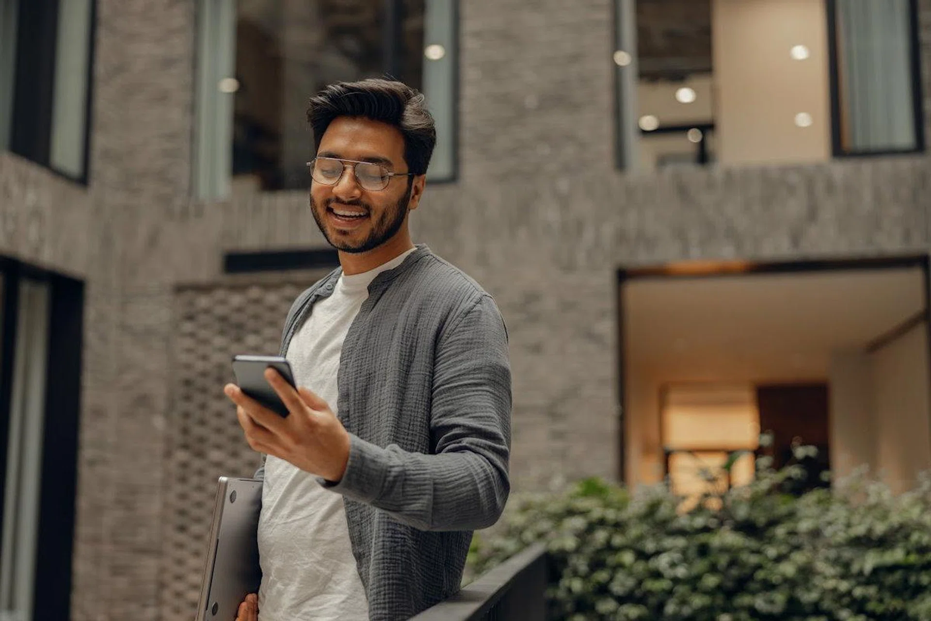 Solopreneurs and digital nomads may rely on mobile connectivity more than traditional networks. Image: Getty Images