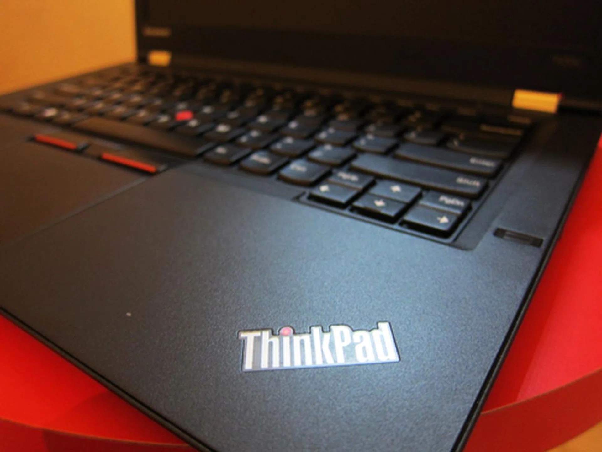 If the Thinkpad X1 Carbon is out of your reach, you can always turn your eye towards the Thinkpad T430u, an Ultrabook built for the enterprise environment.