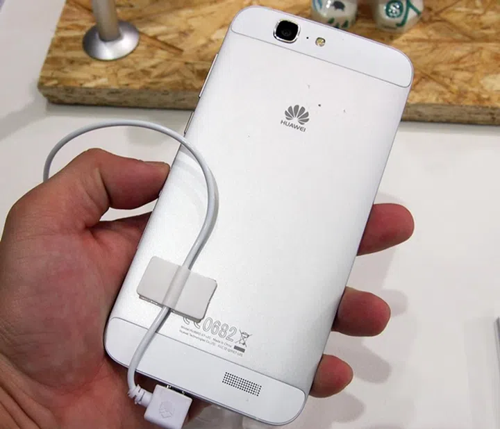 We like the nice combination of plastic and metal materials in the chassis of the Huawei Ascend G7.