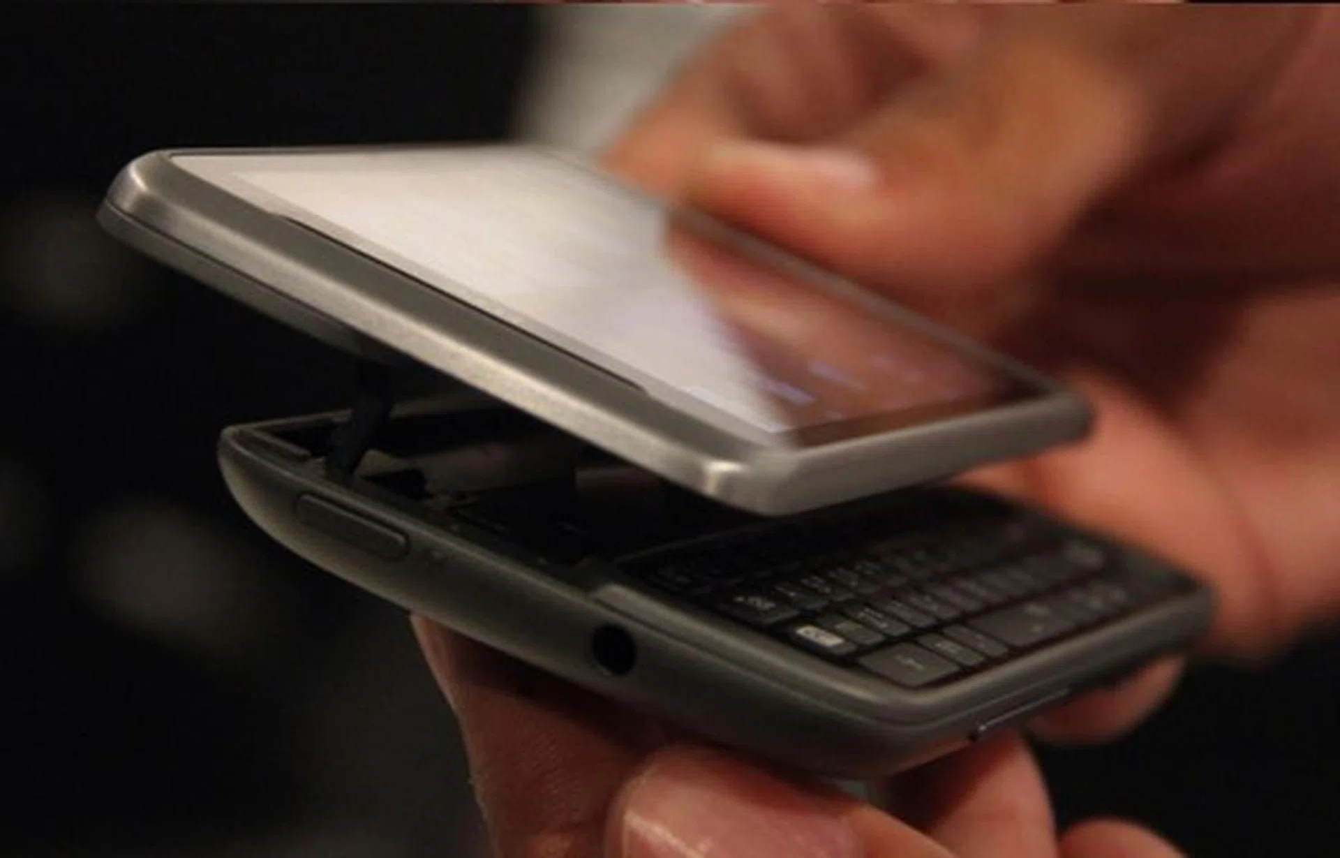 Shown here is the Z-hinge mechanism that HTC employed on the Desire Z to accommodate the built-in QWERTY keypad.