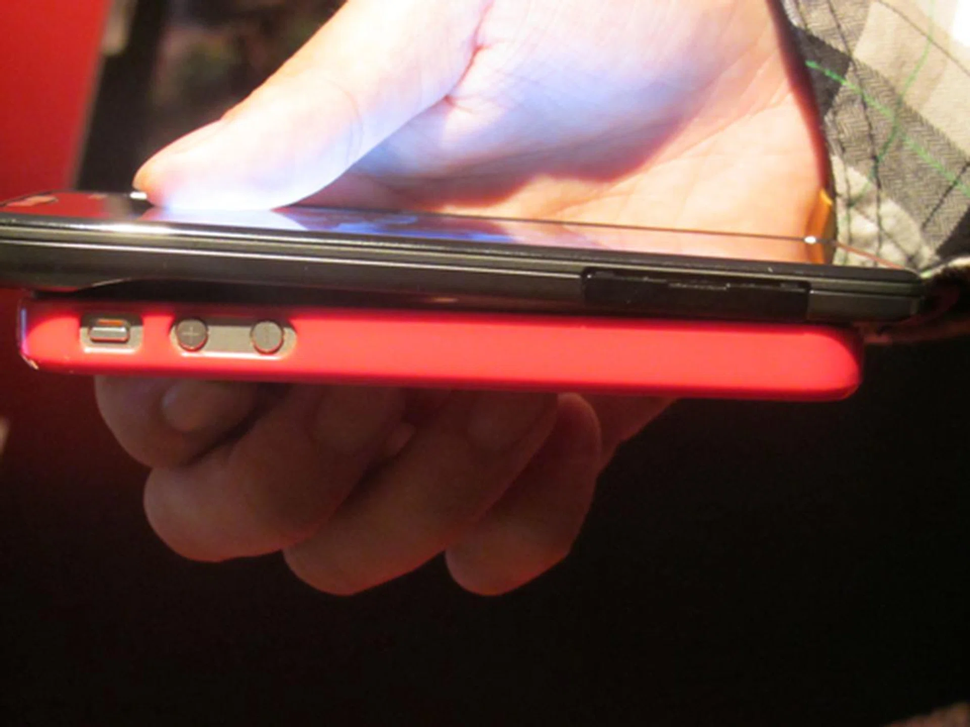 Apart from having a sturdily-built body, the RAZR is really thin (save for the slight protrusion at the top) and light. It is about 2mm thinner than the iPhone 4/4S and Samsung Galaxy Nexus. Here's the iPhone 4 below it for a cursory comparison.