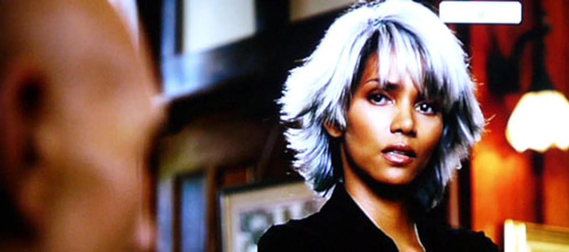 Storm herself looked rather stunning and splendid on the Bravia despite the lower resolution from a DVD source. As you can tell from this screenshot, the HX925 was able to render defined edges with ample clarity on its full HD screen. 