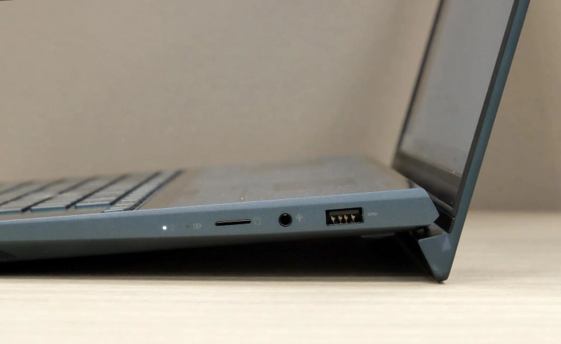 On the right side of the ZenBook Duo is a microSD card reader, 3.5mm audio jack, and USB-A USB 3.1 Gen 1 port.