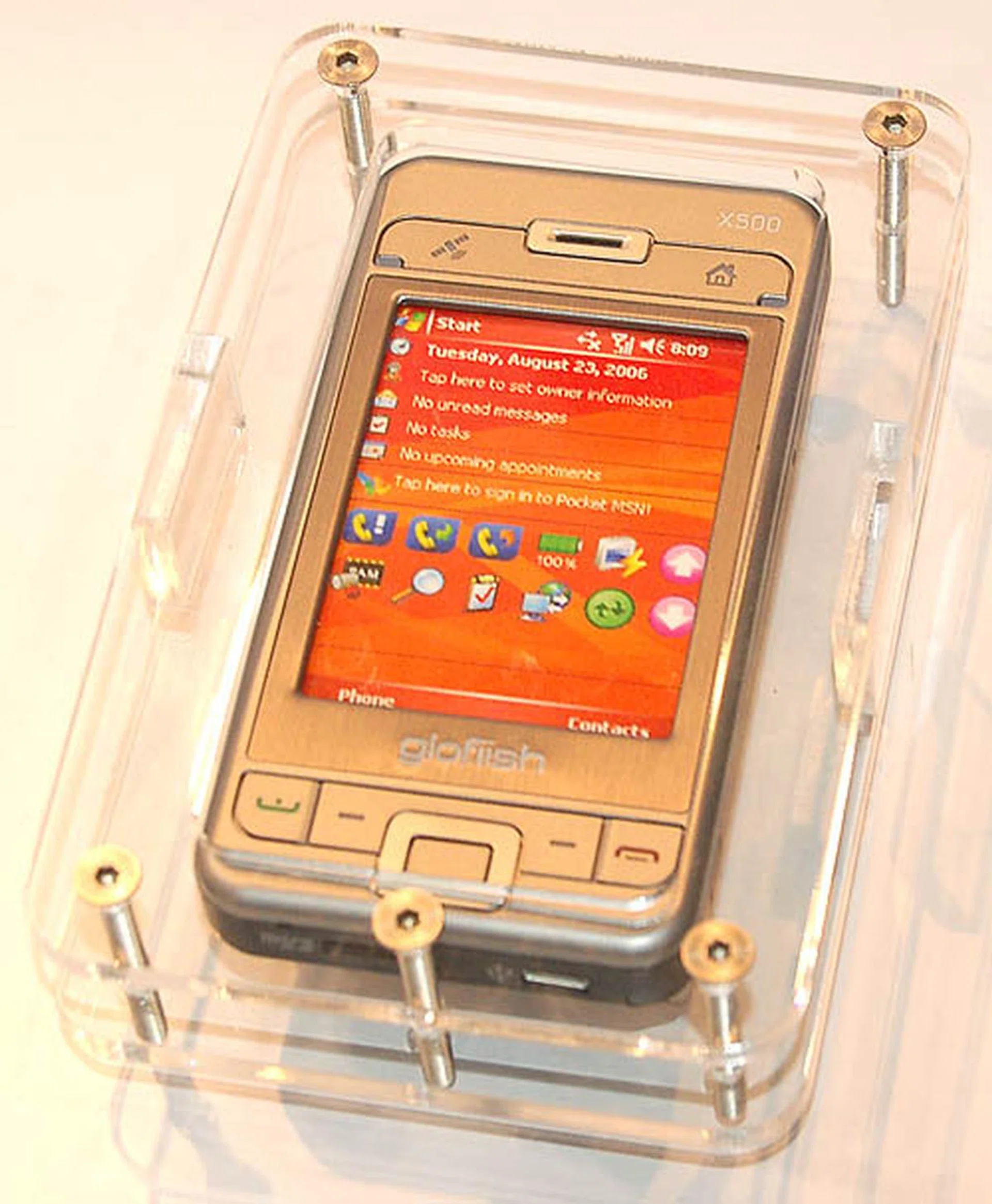  Equipped with a 400MHz Samsung processor, the $999 glofiish X500 is a Quadband GSM phone with Wi-Fi and Bluetooth. It also comes with GPS and a 2-megapixel camera.  