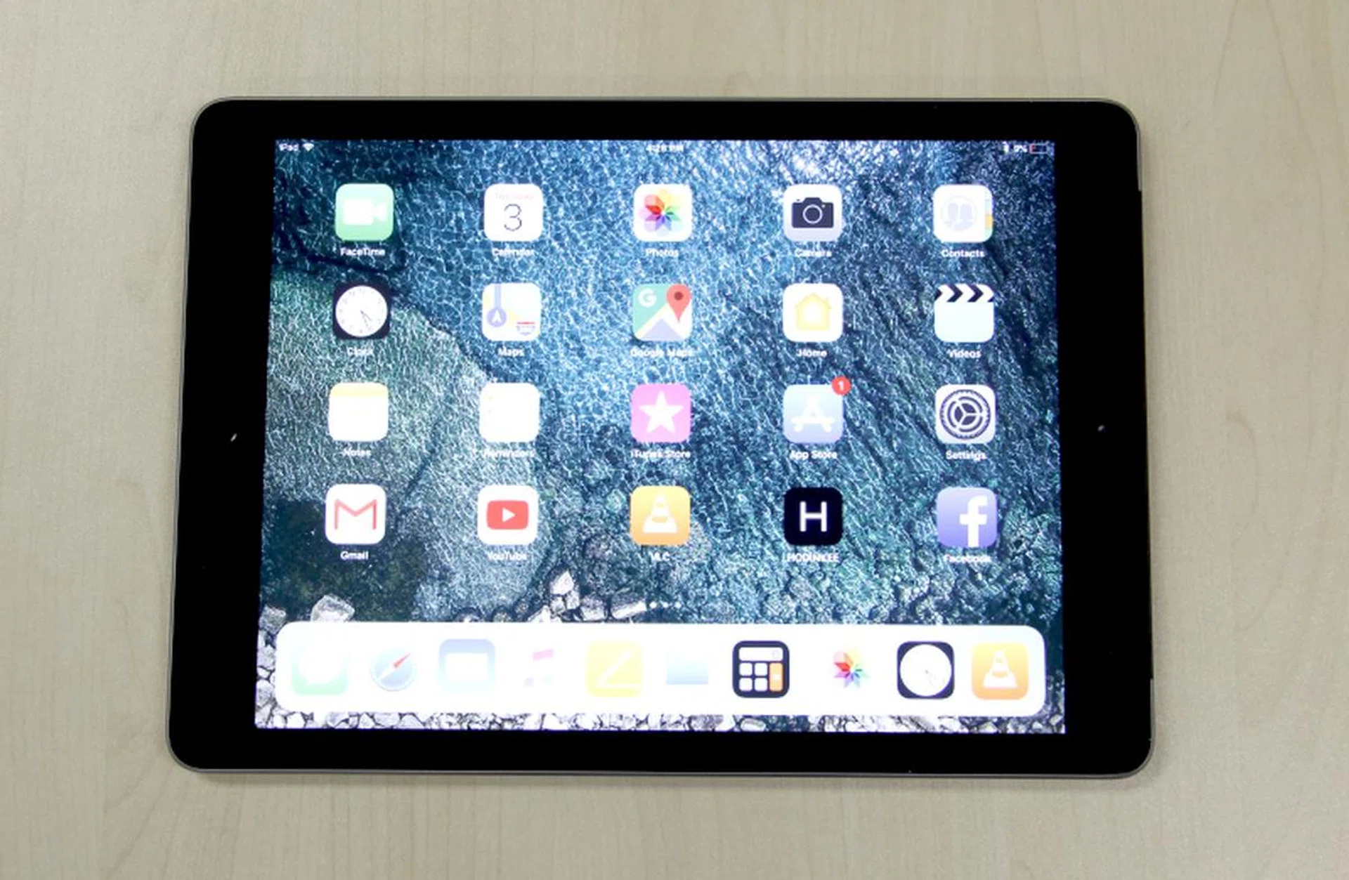 The bezels are thick by today's standards.