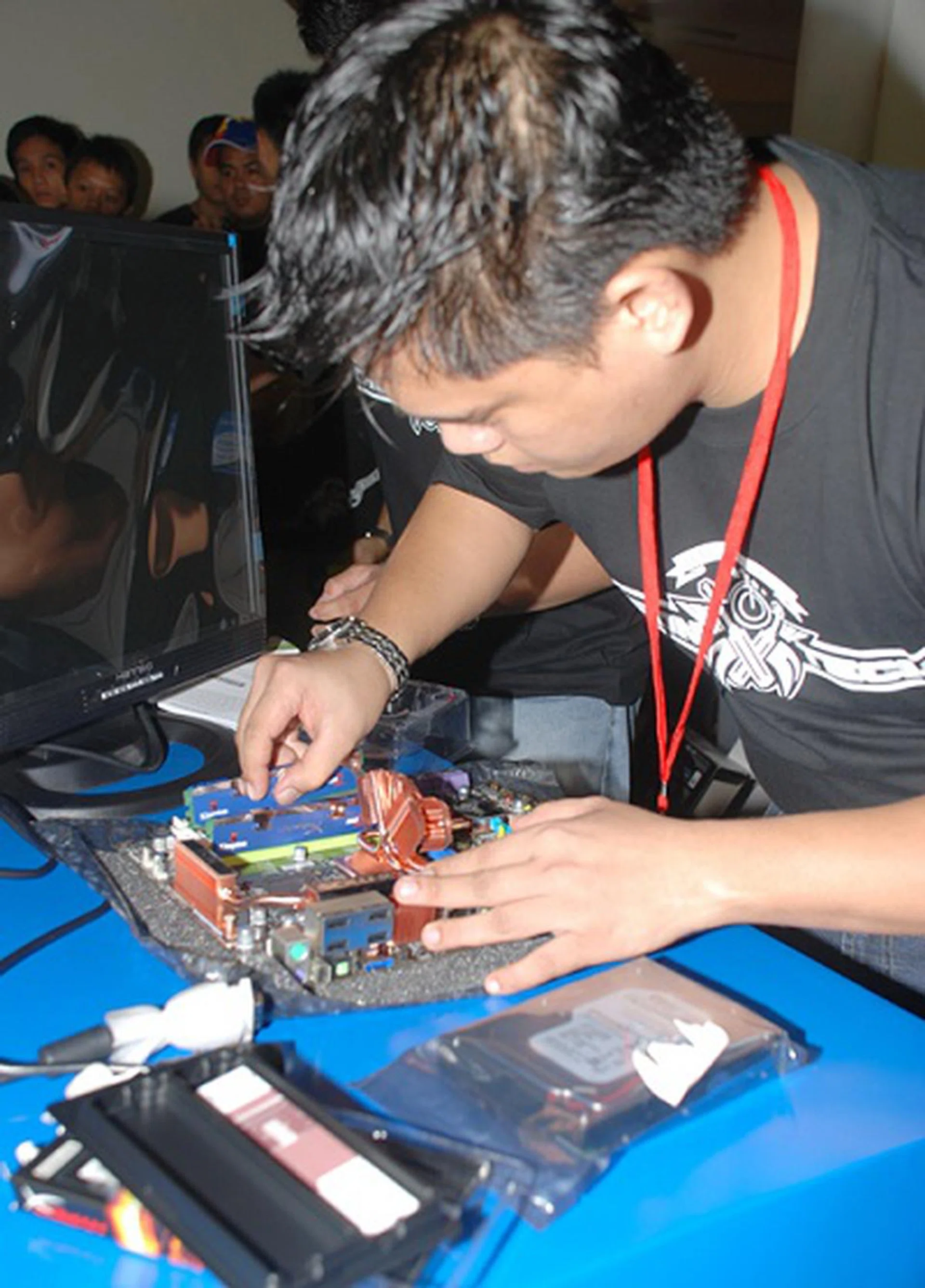  Paul Neri decks his board with memory first.  