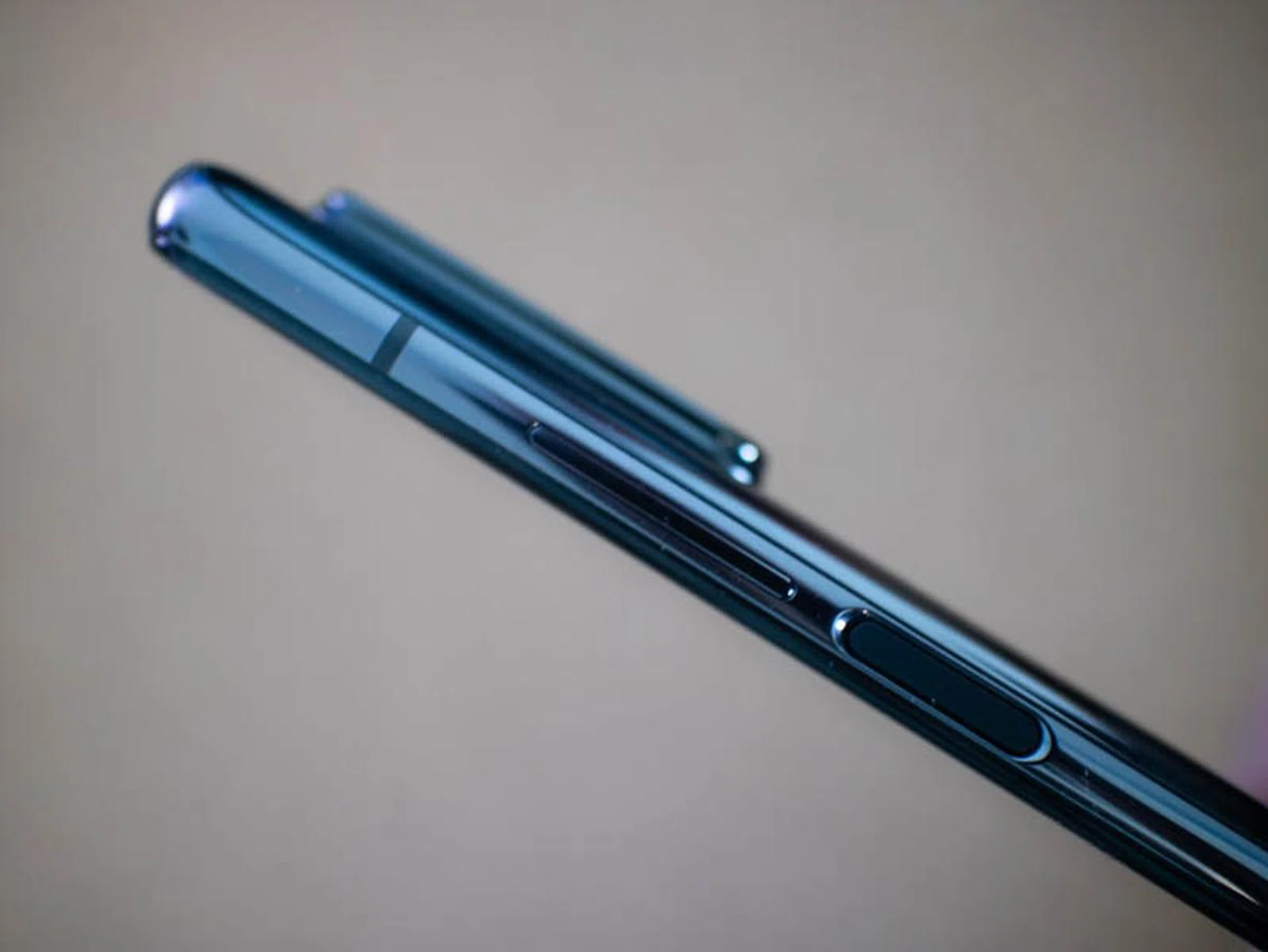 The phone's right flank houses the power button which has fingerprint authentication built-in. On a different note, you can also see that the camera module's bump seems quite pronounced in this side view shot.