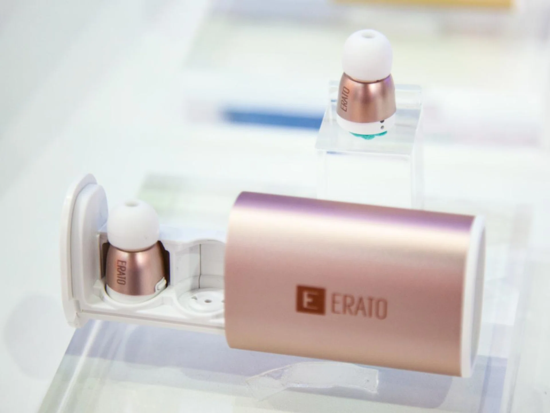 The Erato Apollo 7 is a true wireless Bluetooth stereo earbuds that support aptX, AAC, SBC and other advanced audio standards. It comes with a built-in microphone that lets you carry out conversations (or use Siri) and the internal battery lets you play a total of 3 hours of music or talk for as long as 4 hours. It weighs barely 4g each and measures 15.4mm x 22.2mm. The manufacturer claims it's highly waterproof and it comes with a convenient aluminium charging case. It will retain online at US$279 and will be available in gold, silver, grey and rose gold colors.