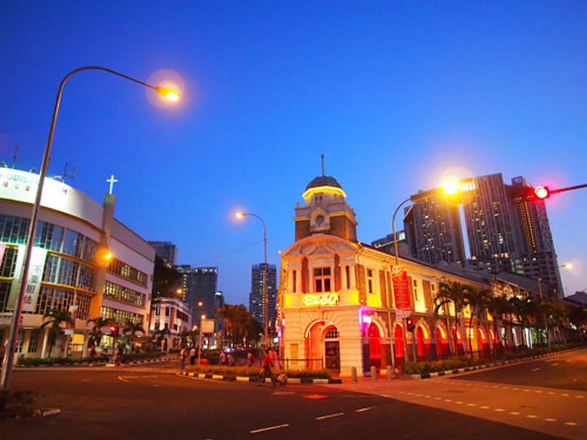 f/2 at 24mm (35mm equivalent), 1/60 sec, ISO1000. Click for full-resolution image.