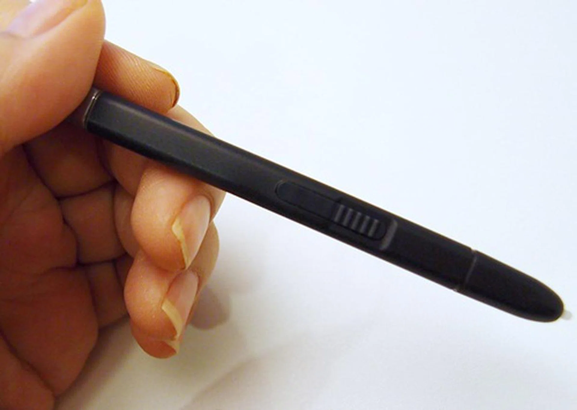 The button on the S Pen comes with two main functions - one, users can tap the screen twice while pressing the S Pen button for quick S Note access and two, users can screencap while long-pressing the button on your desired page/home screen.