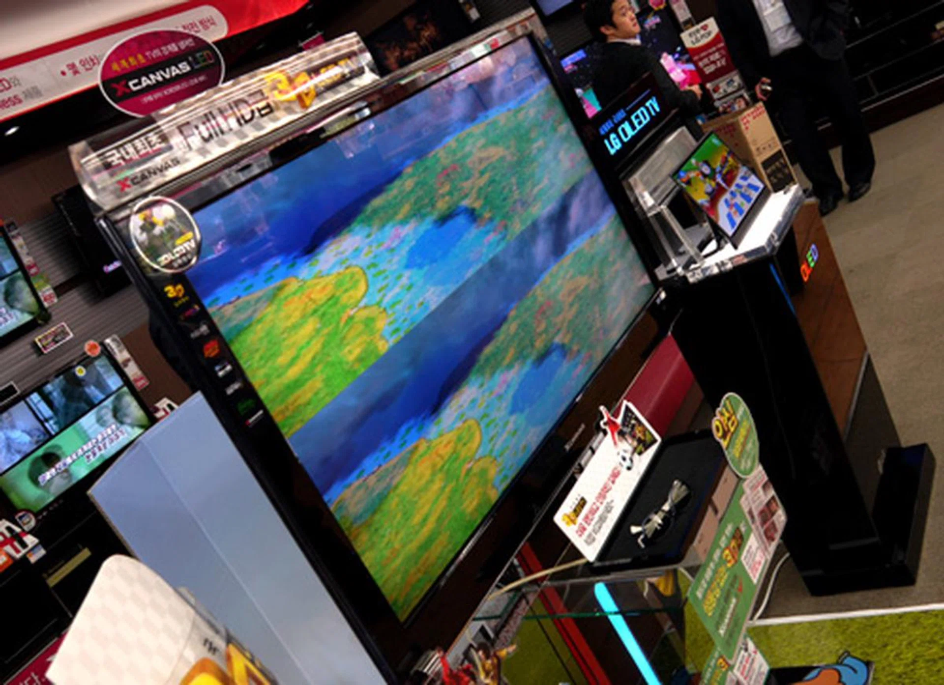 Released in Korea last year, the 3D-ready LH50 might never find its way here. This is LG's first attempt at 3D TV display using basic polarized glasses. The new breed  is expected to tout active shutter glasses instead.
