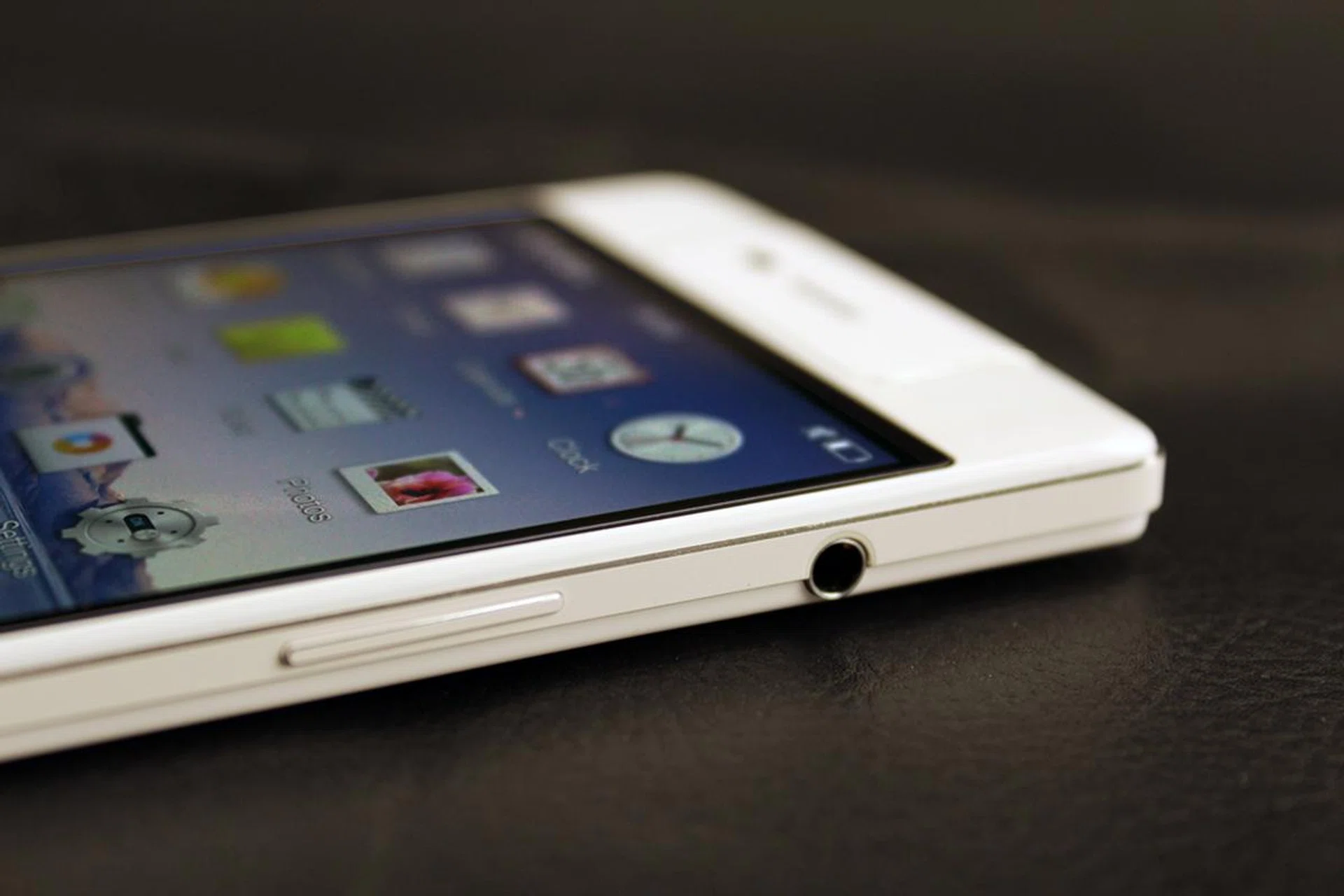 The headphone port is on the right-side, which makes it almost impossible to put in your pocket with headphones plugged in.